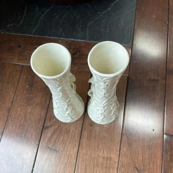 Vintage K’s Collection ornate cream ceramic vases. Set of 2. floral design. - Picture 5 of 9